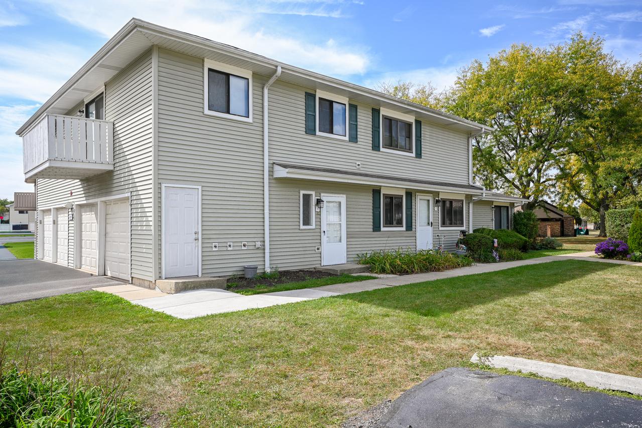 2S723 Winchester Cir. #4, Warrenville, IL 60555