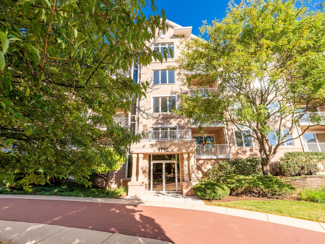1715 Pavilion Way #205, Park Ridge, IL 60068