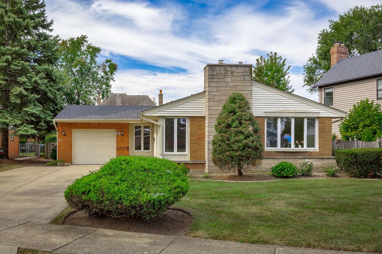 333 E Huntington Ln., Elmhurst, IL 60126