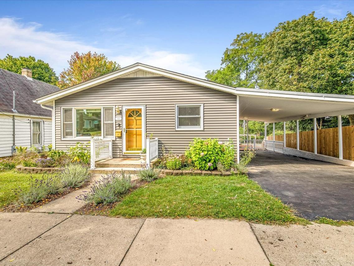 723 S 6th Ave., St. Charles, IL 60174