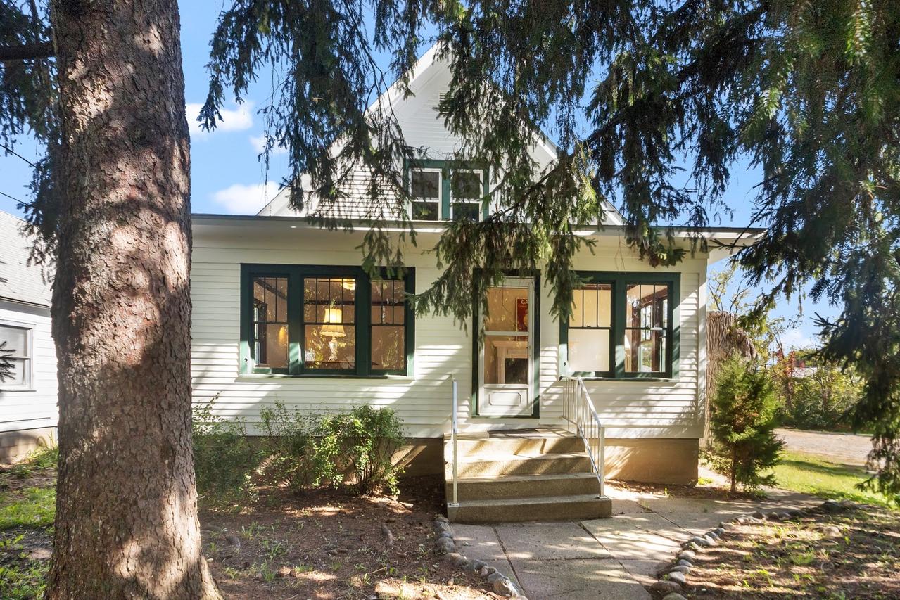 824 Washington St., Woodstock, IL 60098