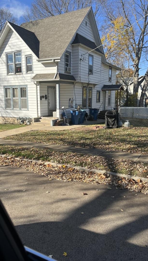 913 W 4th St., Dixon, IL 61021