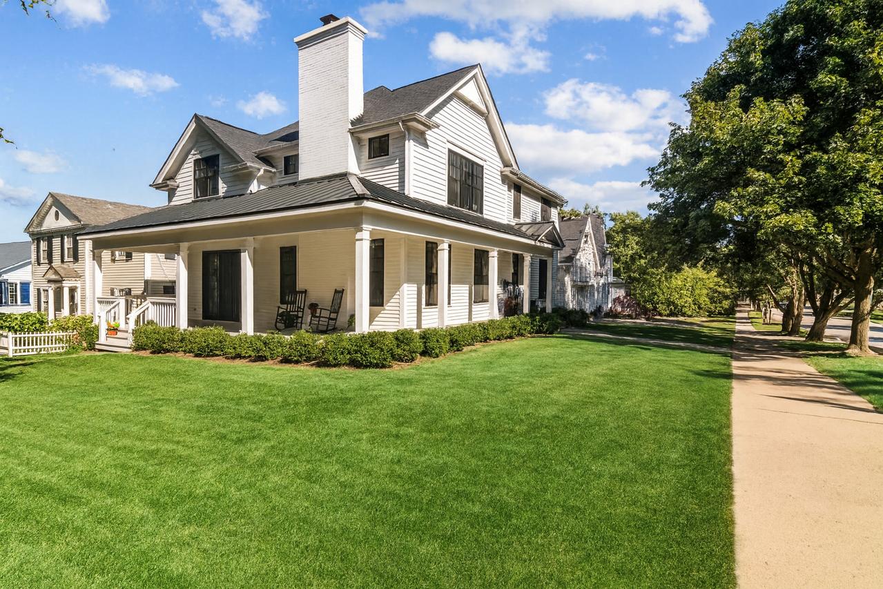 302 E Hillside Ave., Barrington, IL 60010