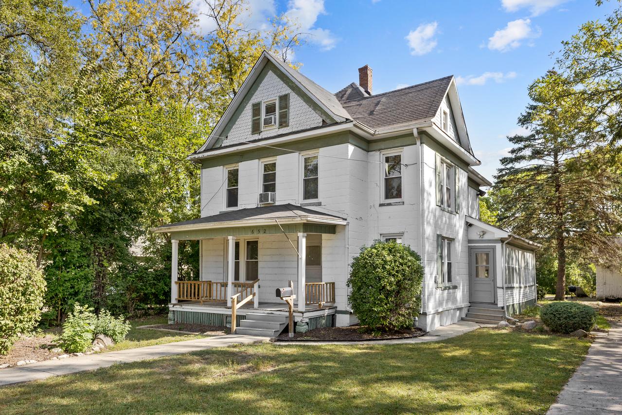 652 Hartford Ave., Aurora, IL 60506