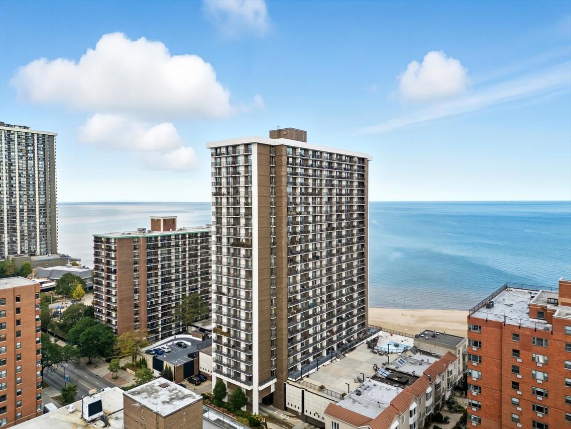 5855 N Sheridan Rd. #9F, Chicago, IL 60660
