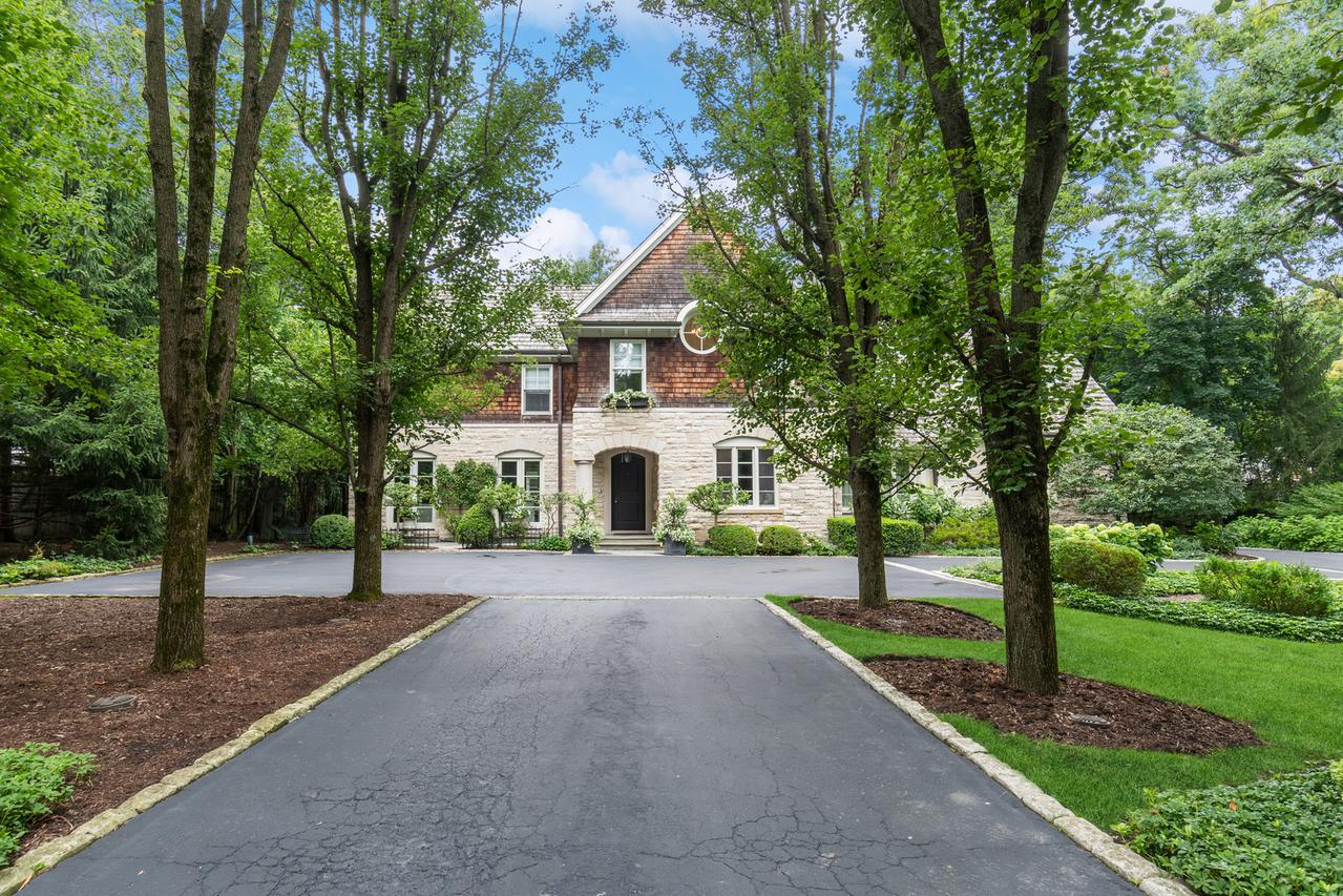 950 Woodbine Pl., Lake Forest, IL 60045