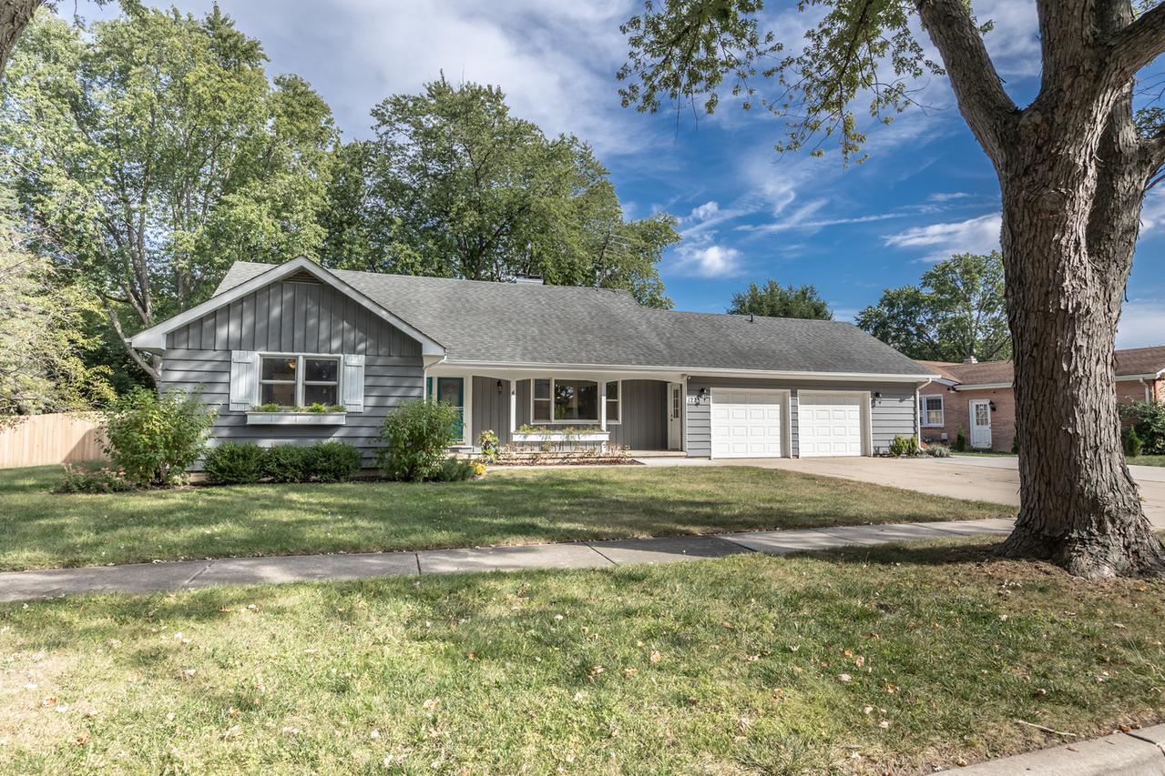 1223 Ridgeway Dr., Elgin, IL 60123