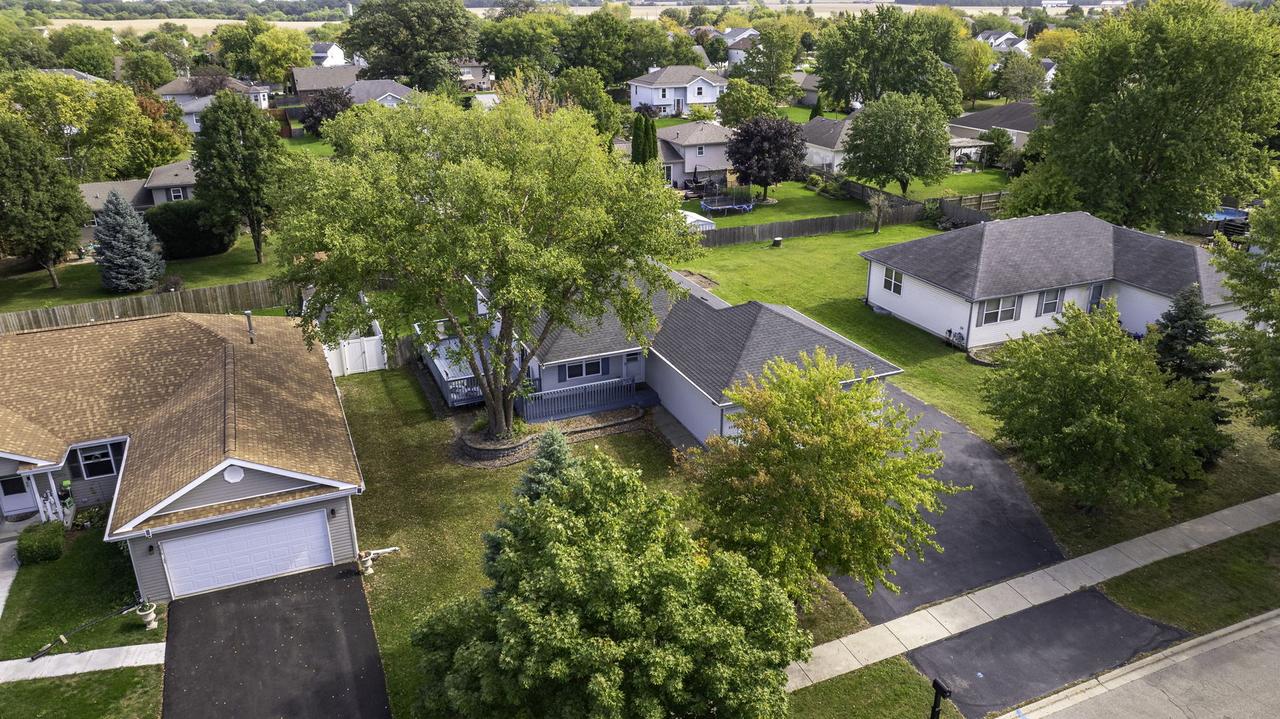 894 Meadowbrook Rd., Elwood, IL 60421