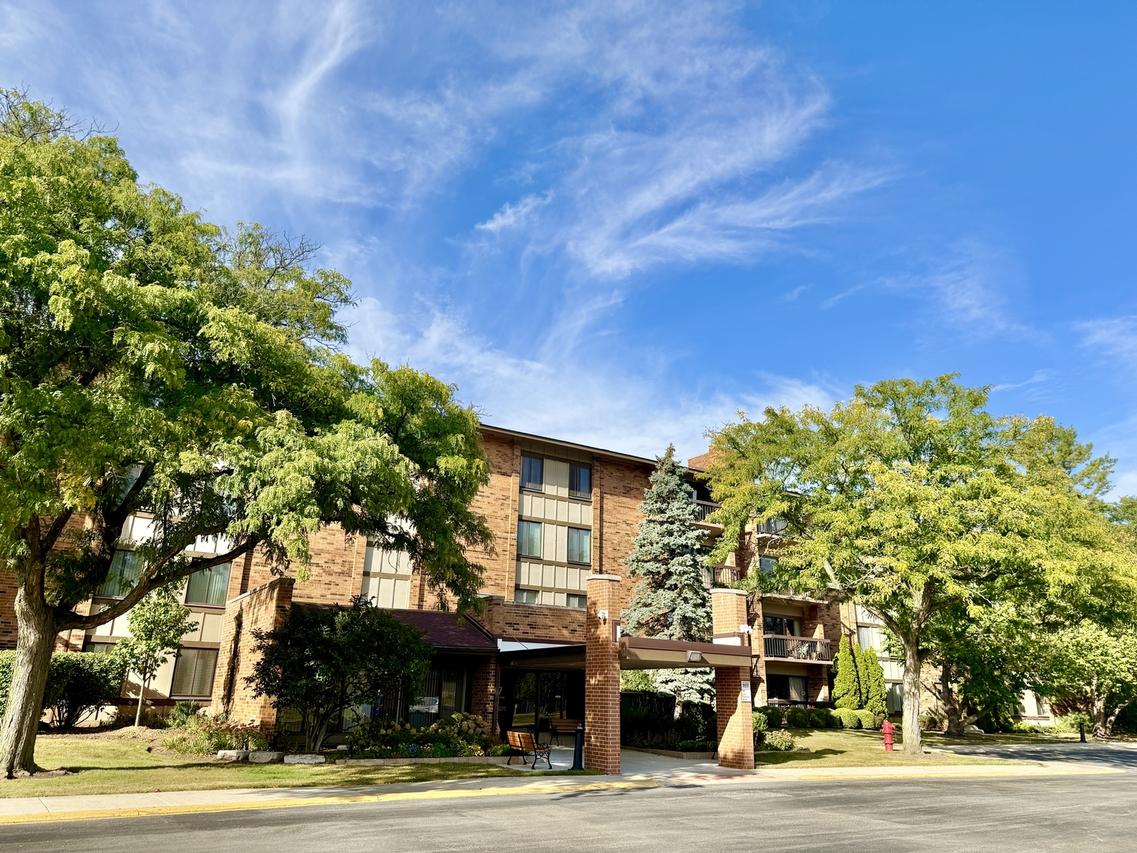 77 Lake Hinsdale Dr. #103, Willowbrook, IL 60527