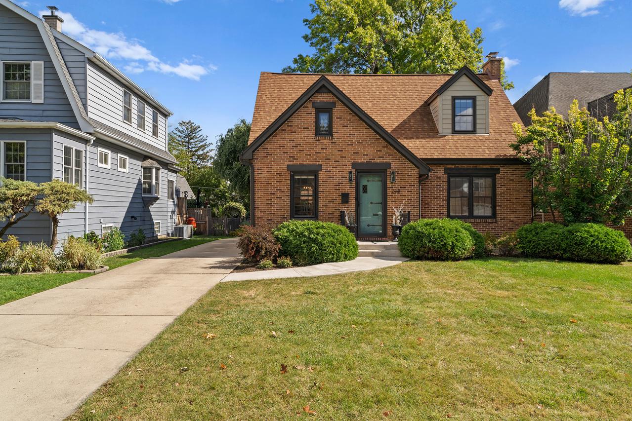 293 N Willow Rd., Elmhurst, IL 60126