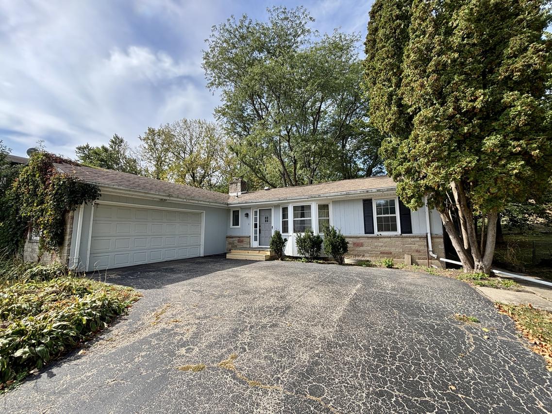 911 Kenmore Rd., Rockford, IL 61108