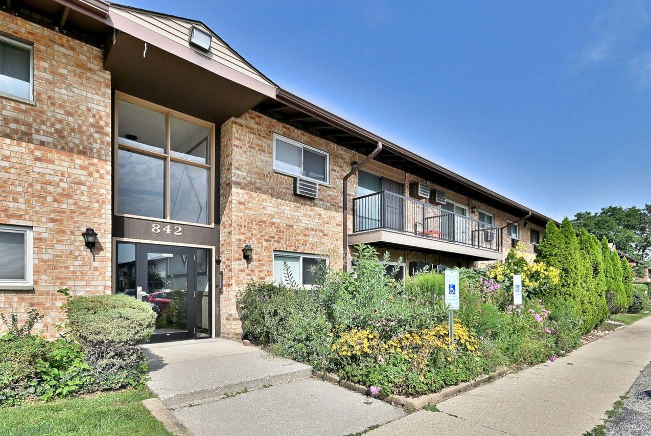 842 E Old Willow Rd. #107, Prospect Heights, IL 60070