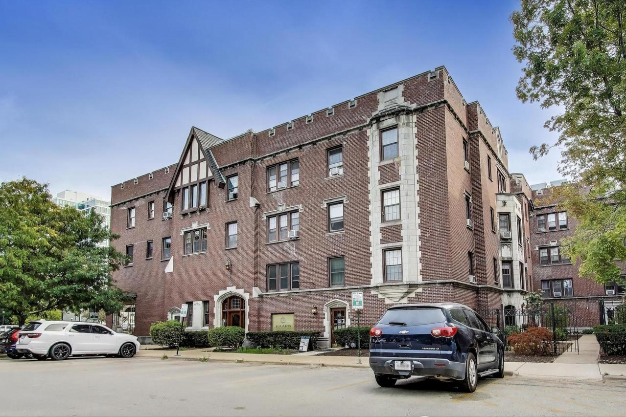 1103 Holley Ct. #207, Oak Park, IL 60301