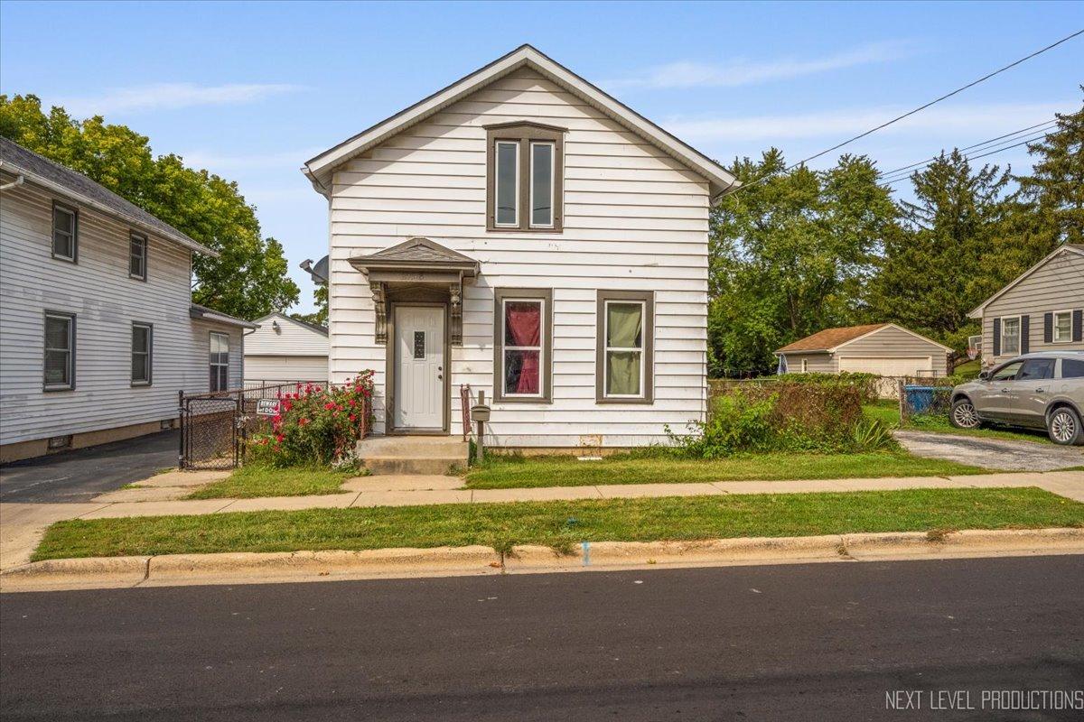 218 Forest Ave., Aurora, IL 60505
