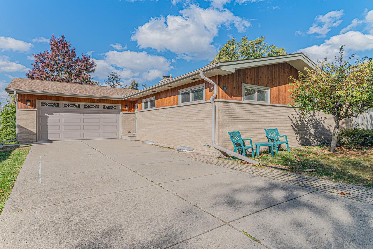 818 S Villa Ave., Villa Park, IL 60181