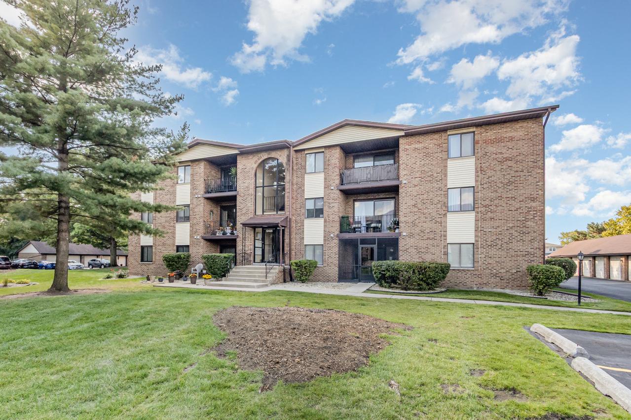 13426 W Circle Dr. #302, Crestwood, IL 60418