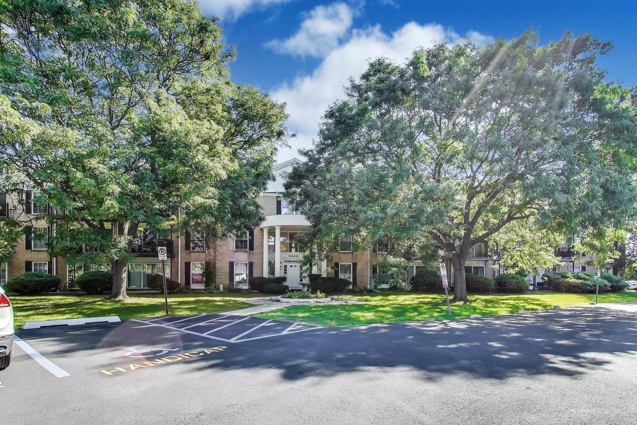 5300 Carriageway Dr. #302, Rolling Meadows, IL 60008