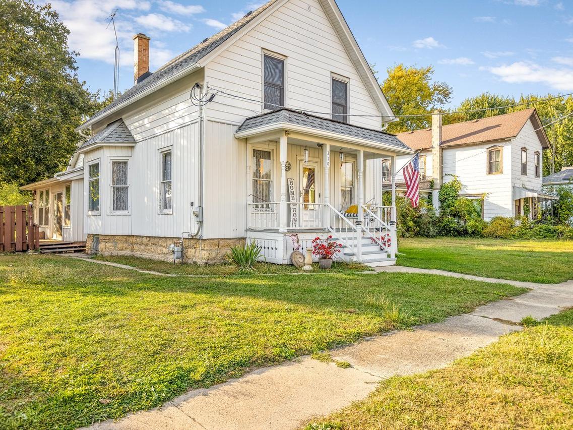310 N 5th St., Capron, IL 61012
