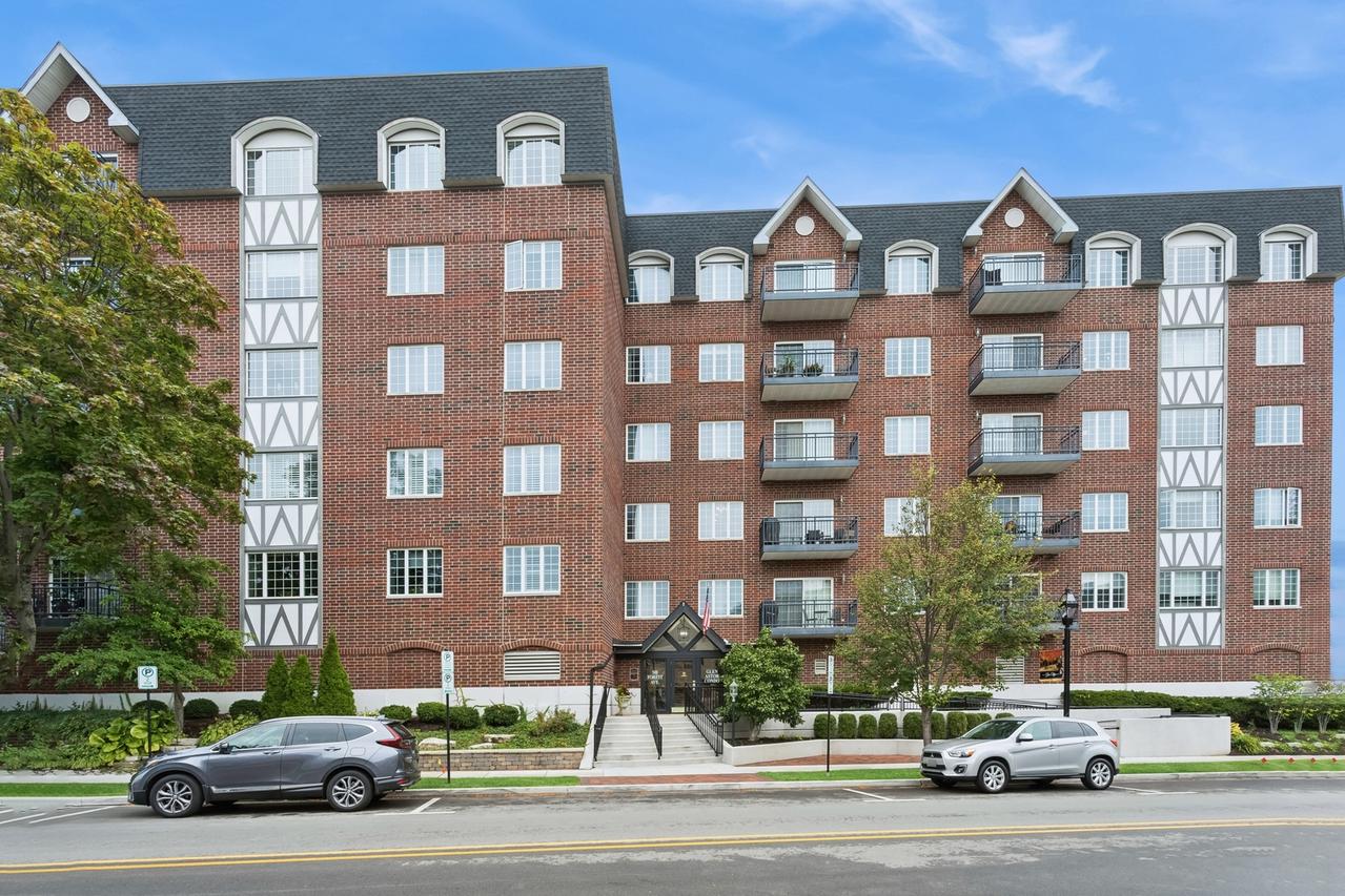 501 Forest Ave. #305, Glen Ellyn, IL 60137