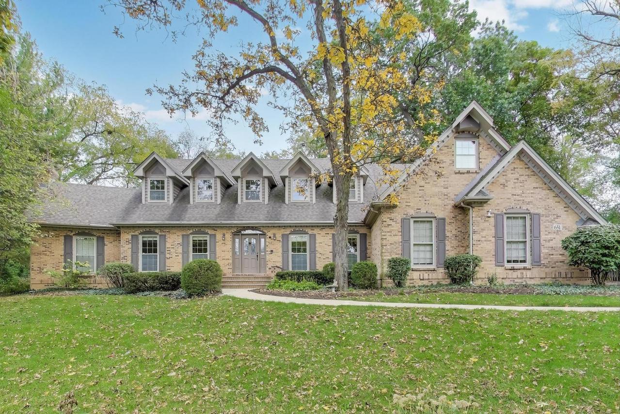 651 Nor Oaks Ct., West Chicago, IL 60185