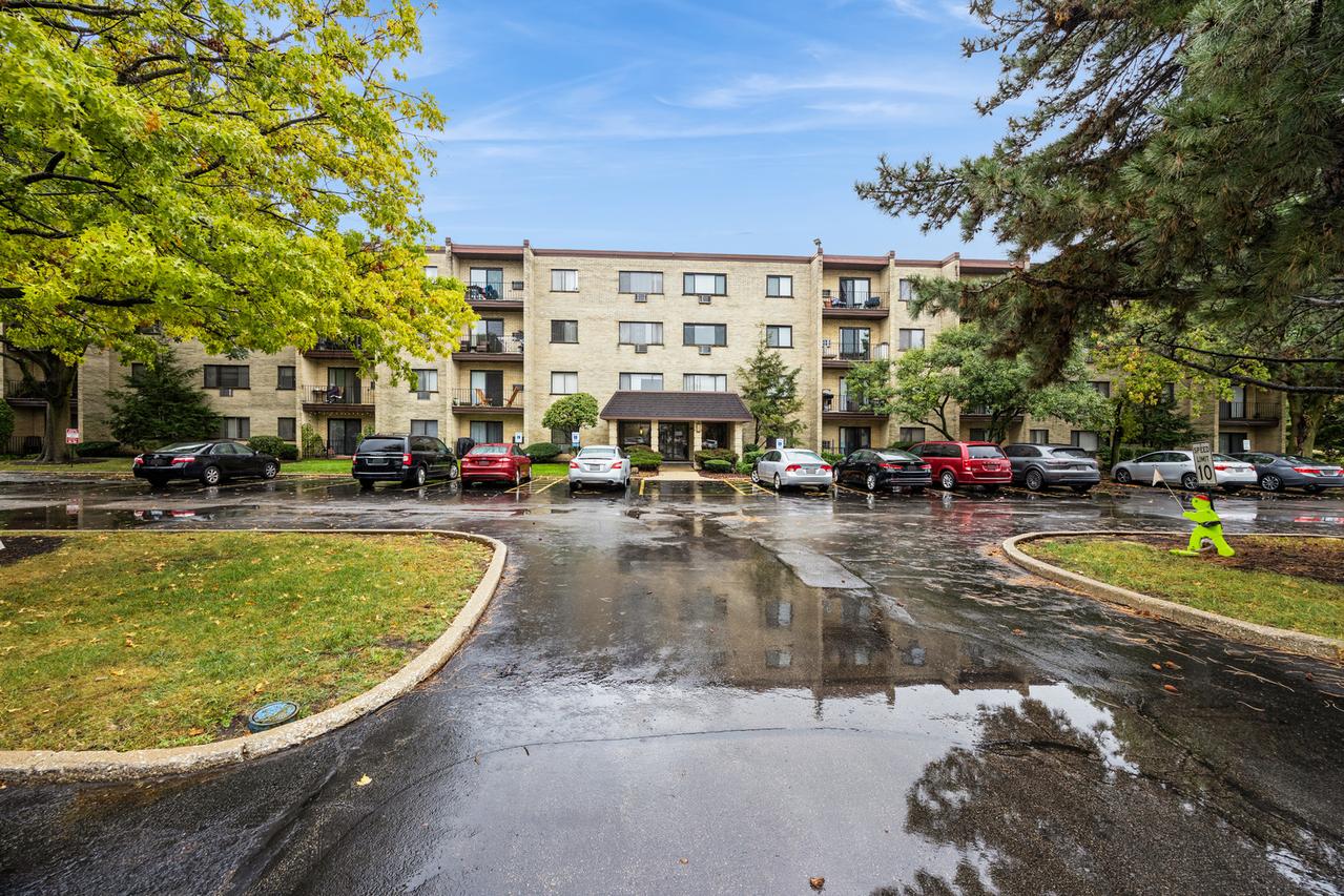 7231 Wolf Rd. #310C, Indian Head Park, IL 60525