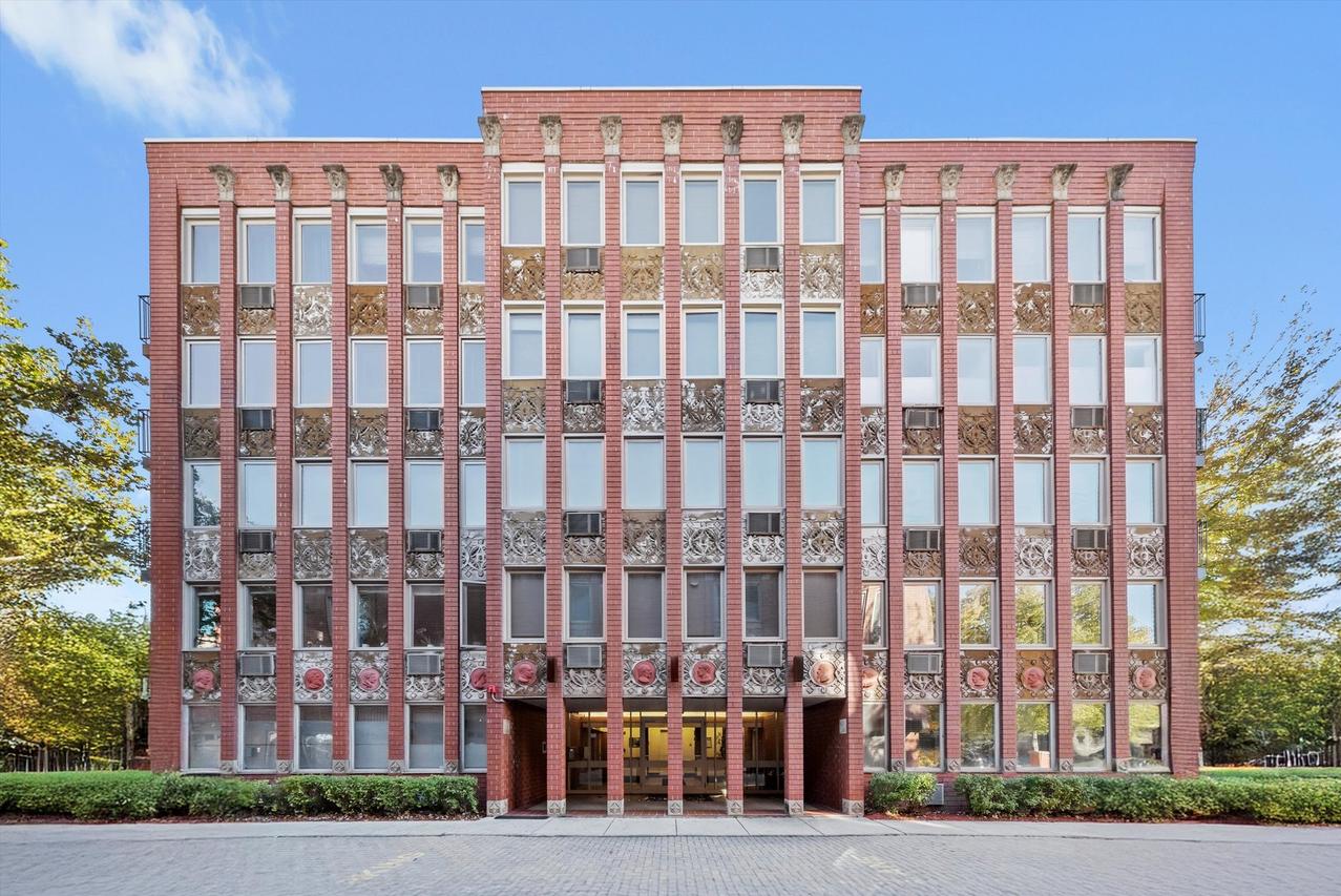 1041 Susan Collins Ln. #304, Oak Park, IL 60302