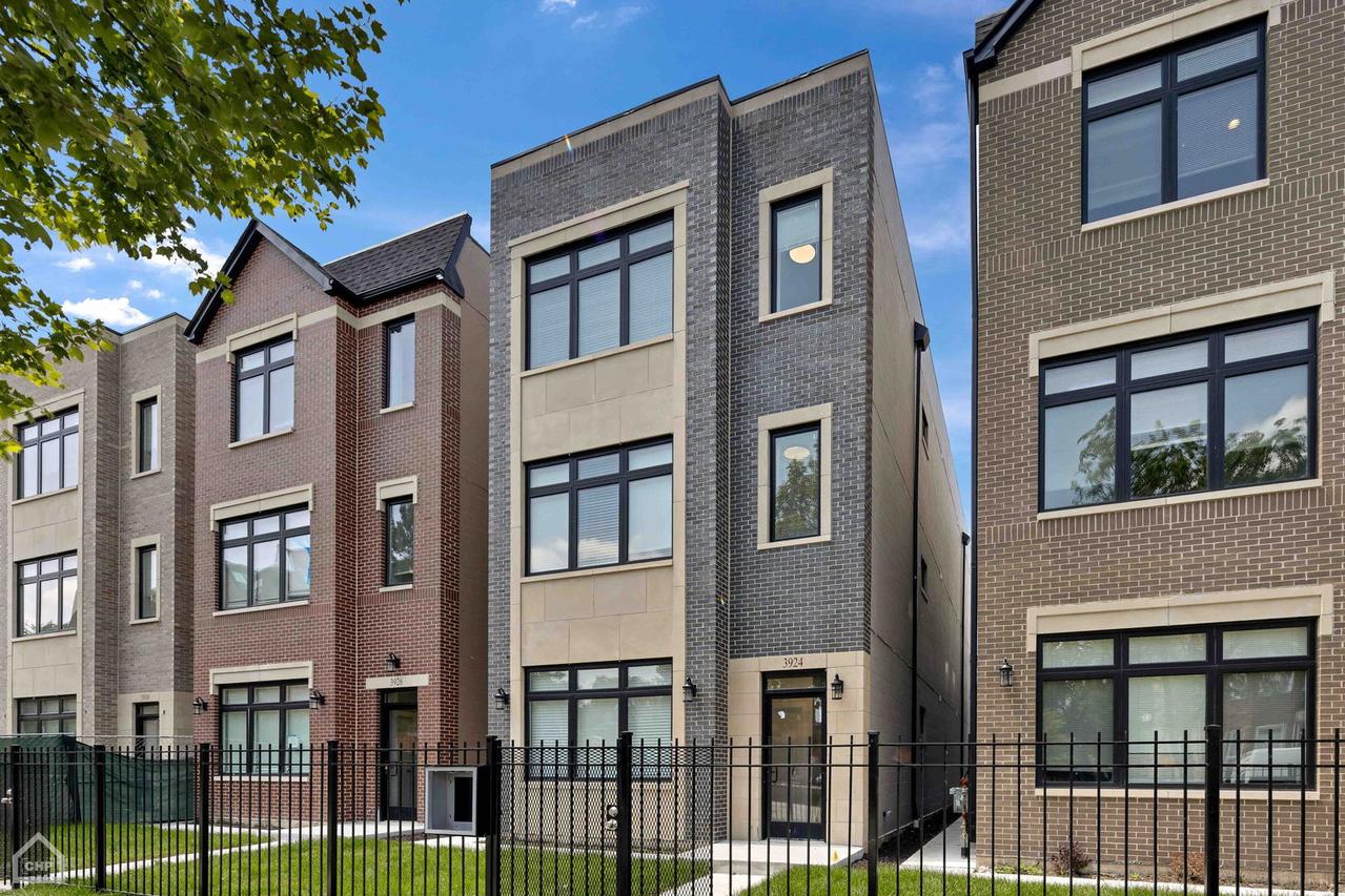 3928 S Calumet Ave., Chicago, IL 60653