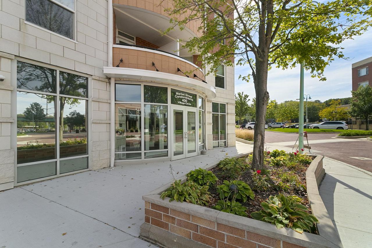 400 Village Cir. #109, Willow Springs, IL 60480