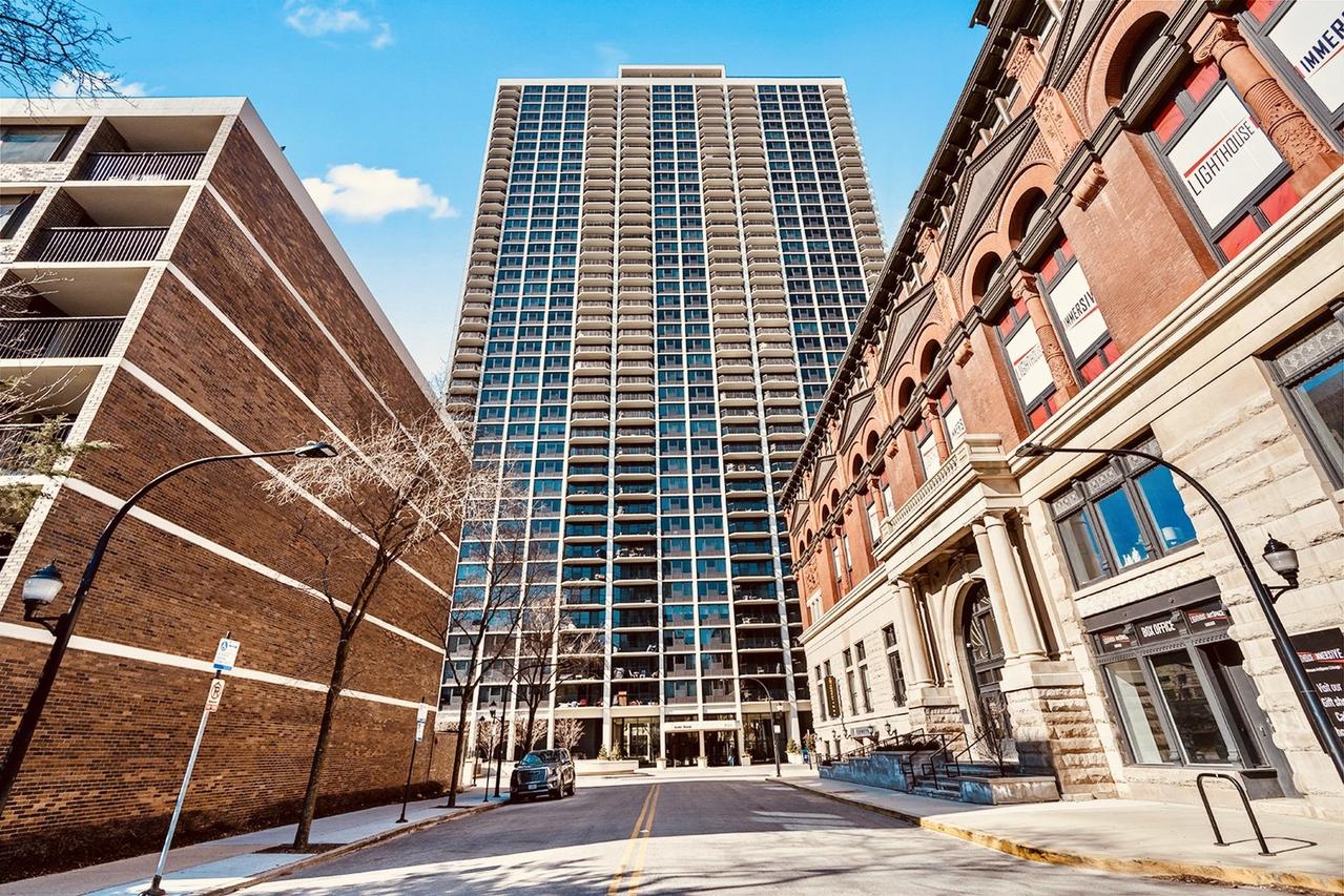 1560 N Sandburg Ter. #2705J, Chicago, IL 60610