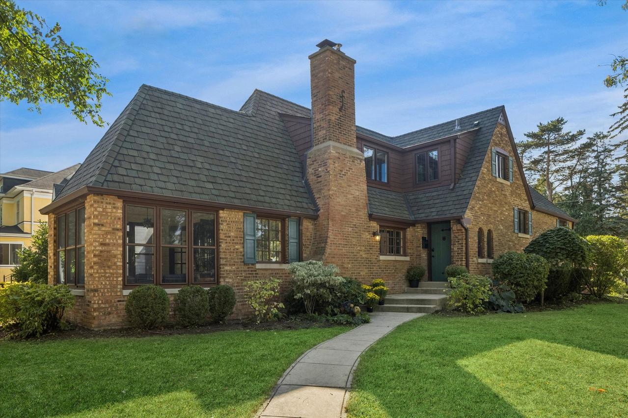 400 W Cossitt Ave., La Grange, IL 60525