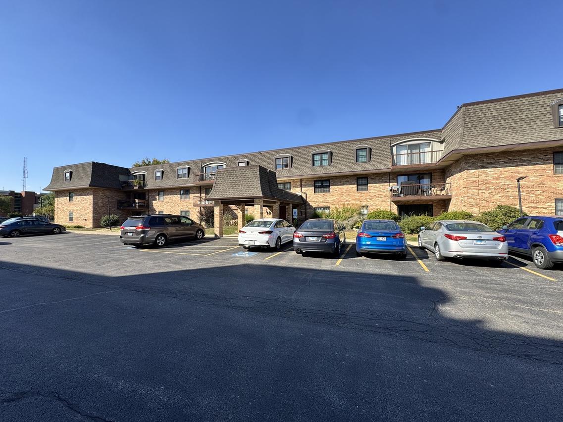475 N Cass Ave. #212, Westmont, IL 60559