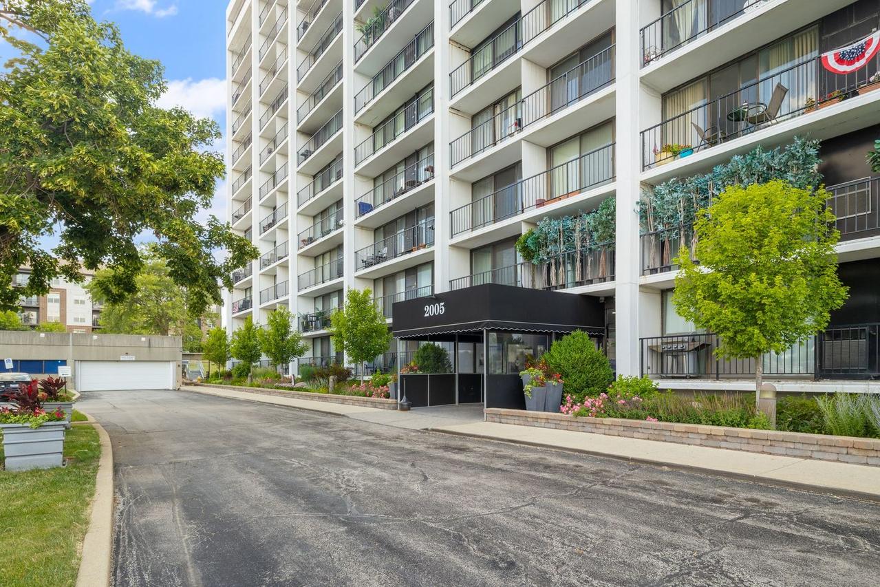 2005 S Finley Rd. #1204, Lombard, IL 60148