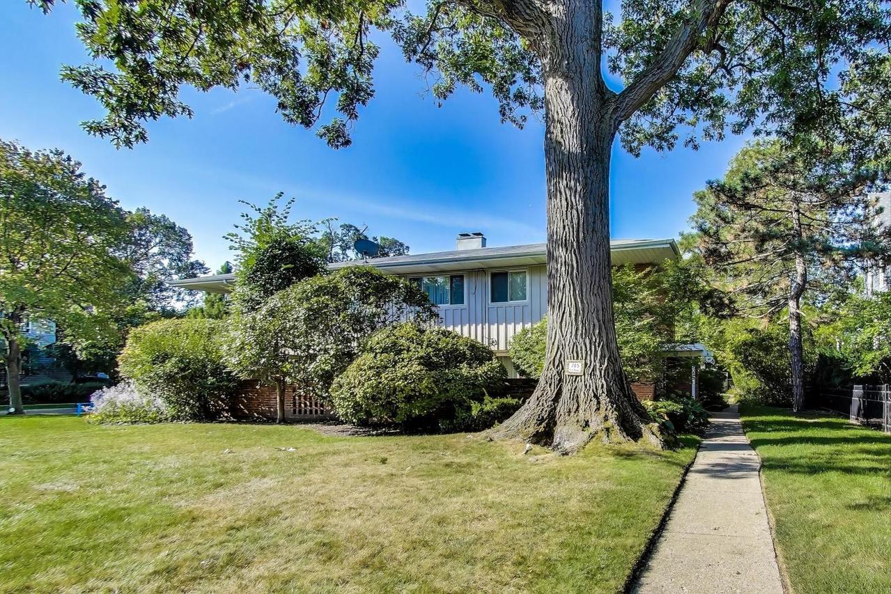 705 Park Ave., Wilmette, IL 60091