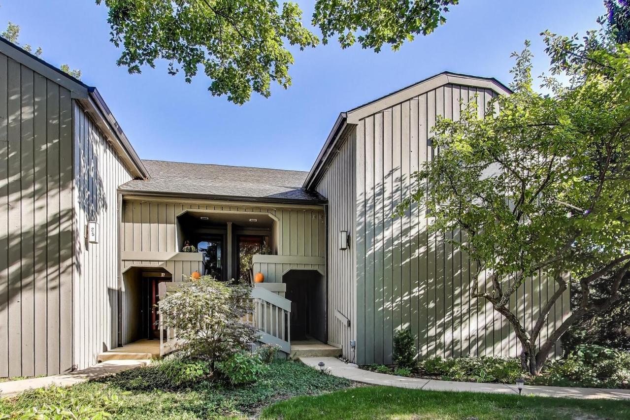 25 Shoreline Rd. #B, Lake Barrington, IL 60010