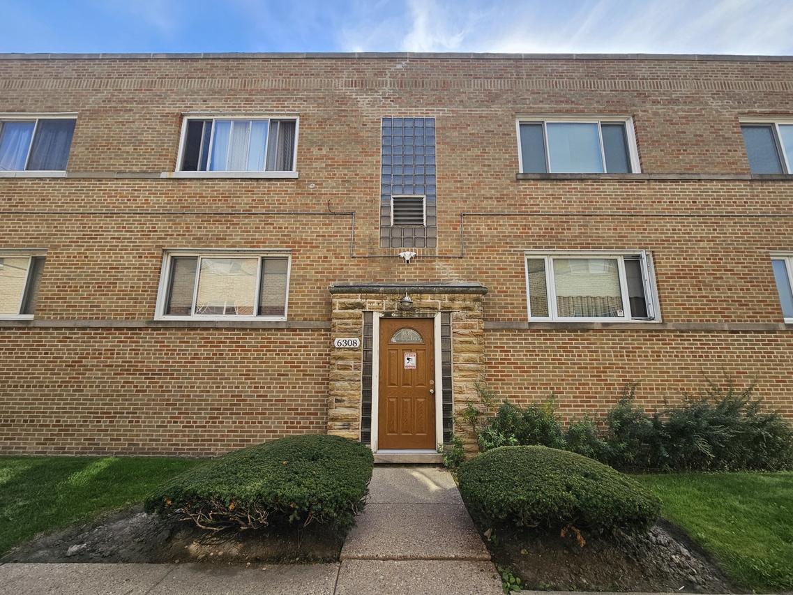 6308 N Kedzie Ave. #2W, Chicago, IL 60659