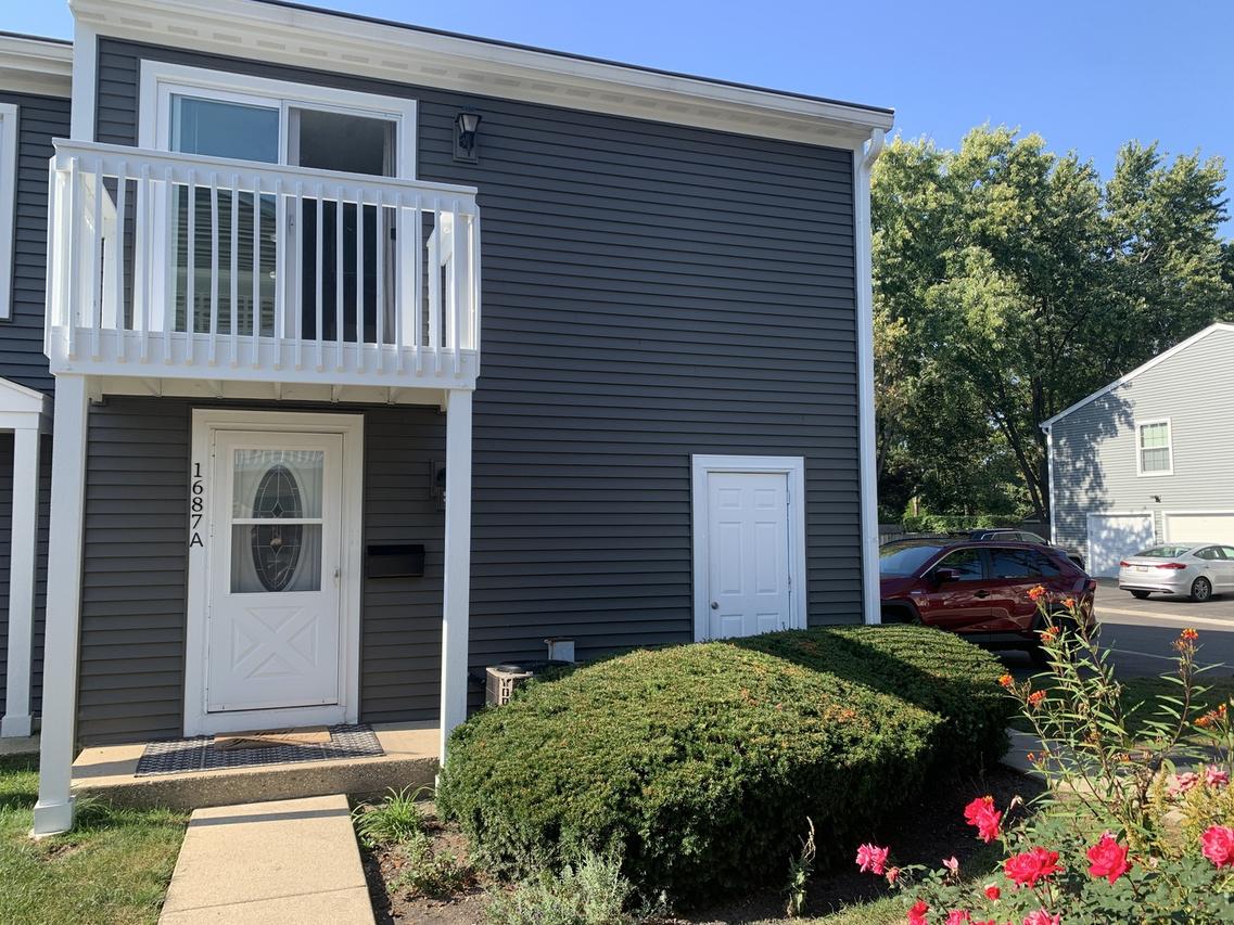 1687 Williamsburg Ct. #A, Wheaton, IL 60189
