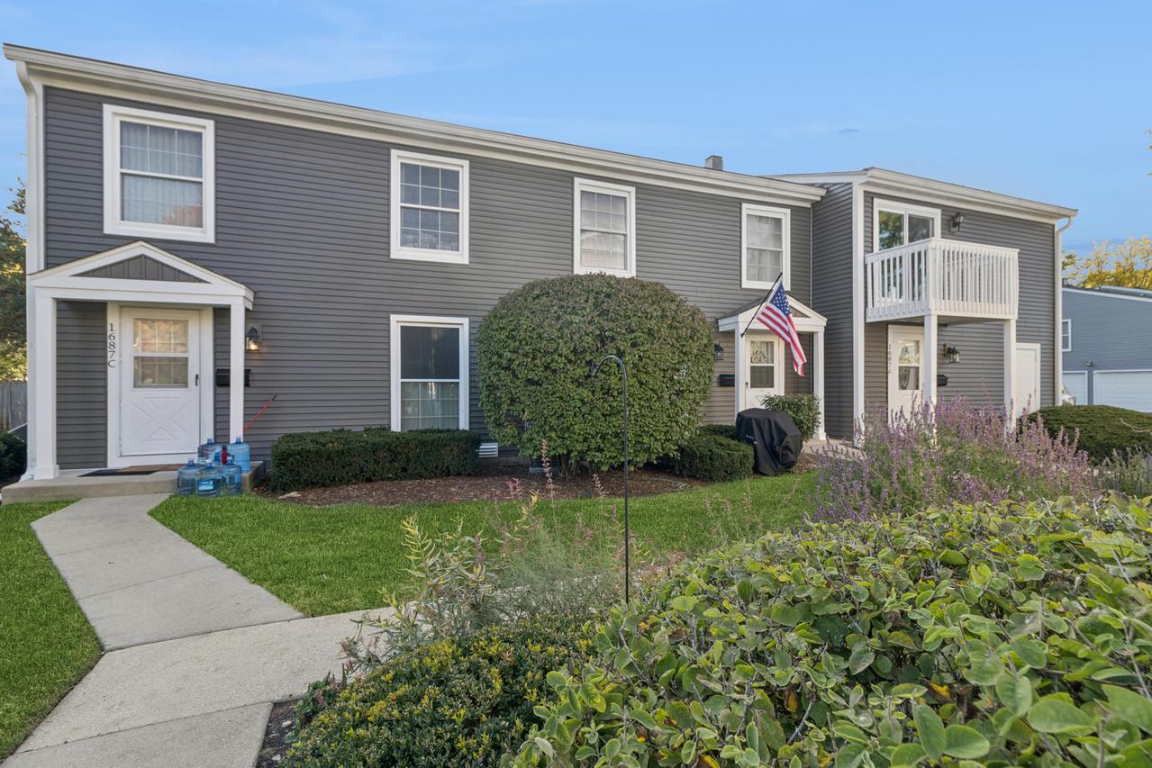 1687 Williamsburg Ct. #A, Wheaton, IL 60189