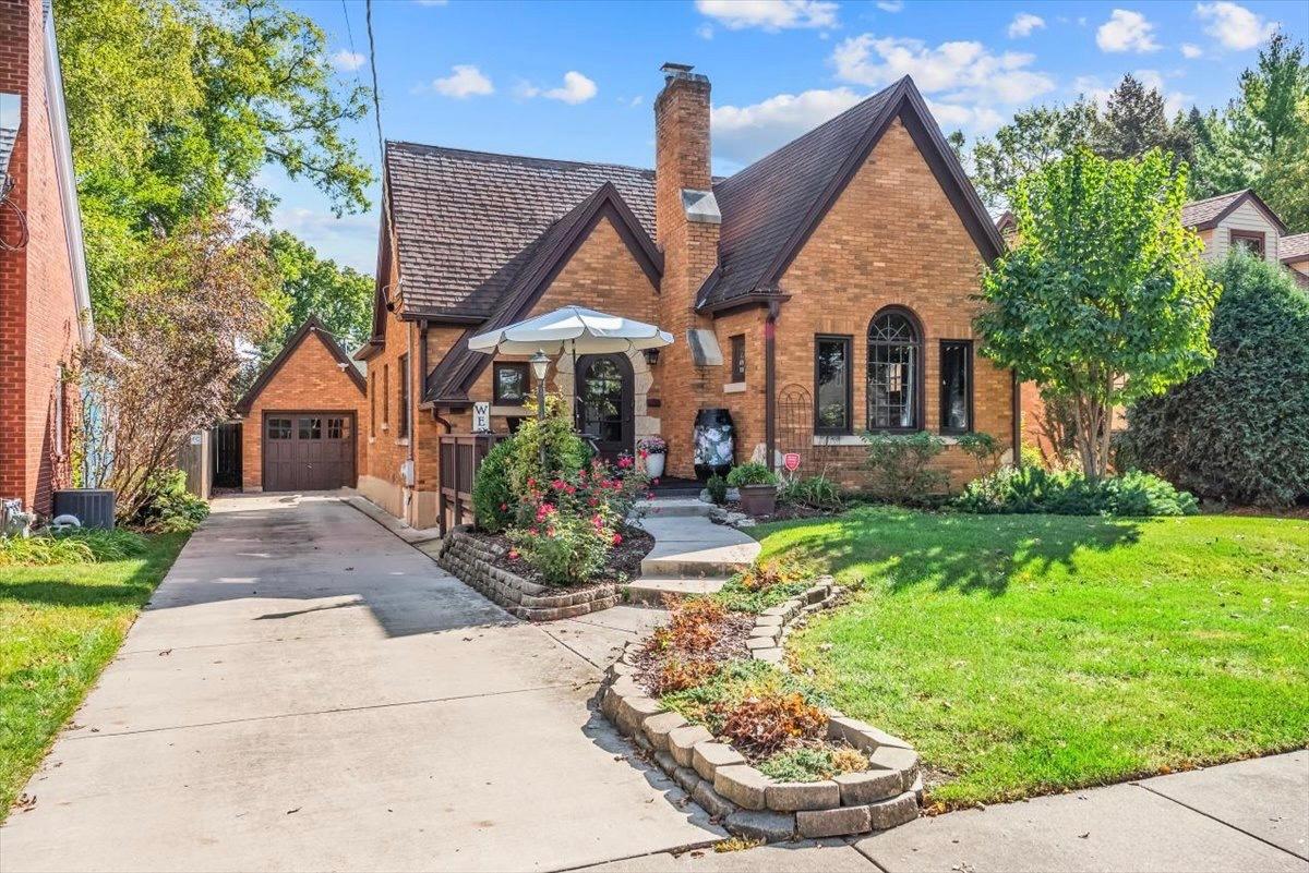 21 N Edison Ave., Elgin, IL 60123