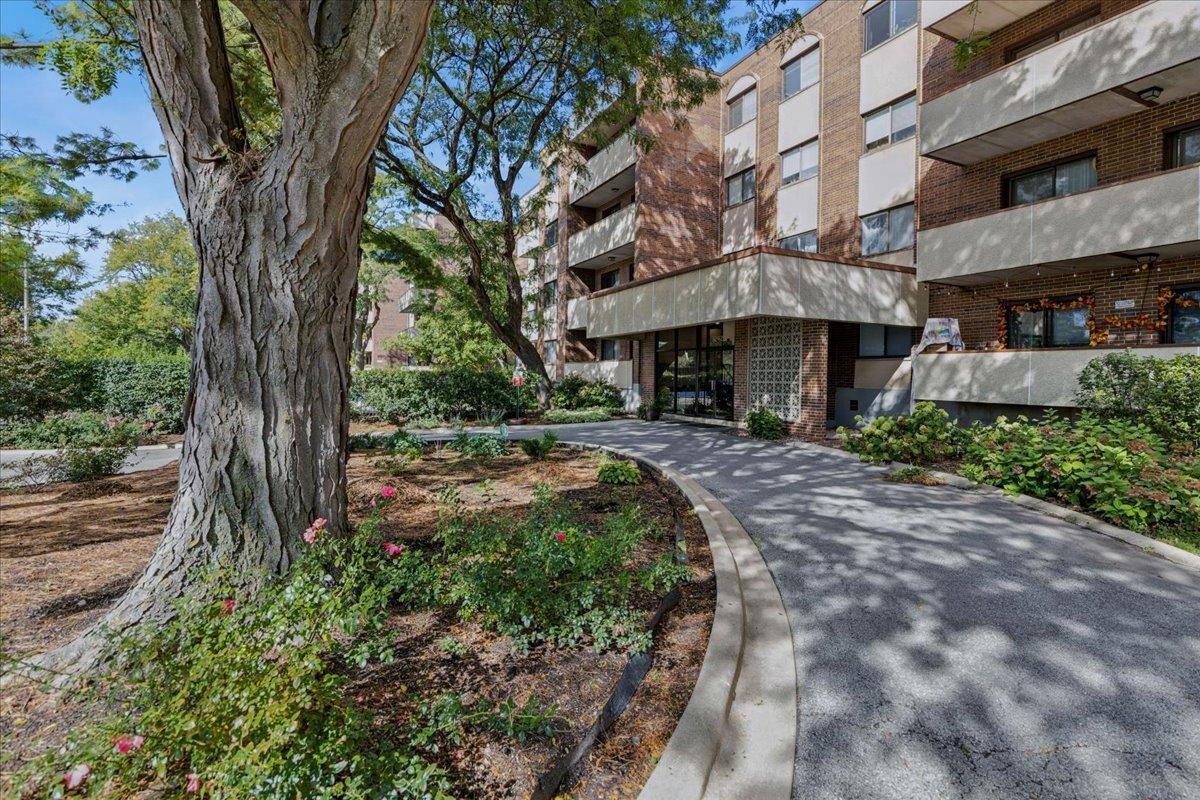9242 Gross Point Rd. #402, Skokie, IL 60077