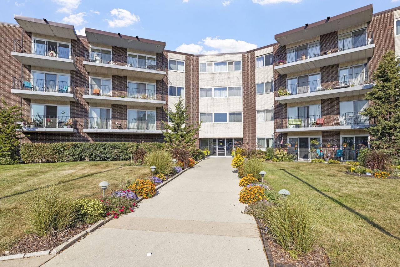 5540 Walnut Ave. #4A, Downers Grove, IL 60515