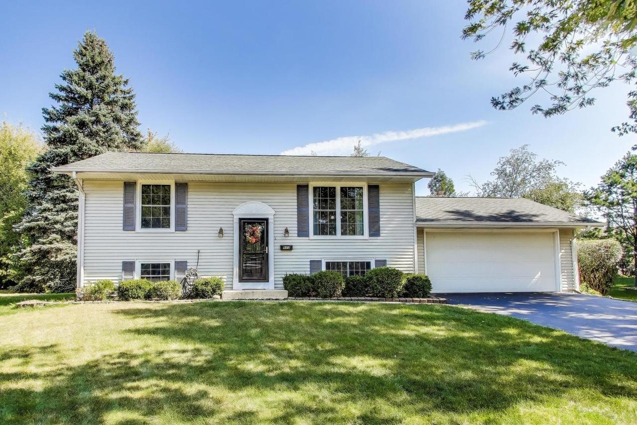 613 Autumn Dr., Roselle, IL 60172