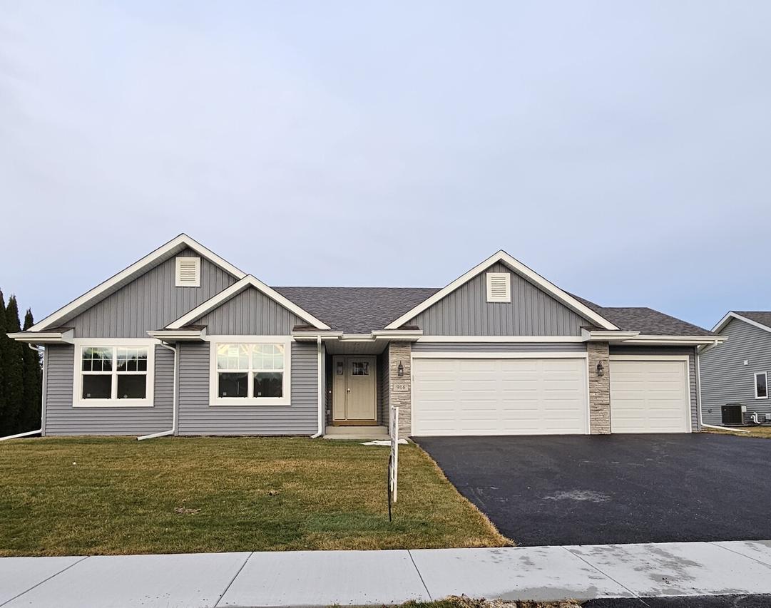 906 Stuyvesant Dr., Loves Park, IL 61111