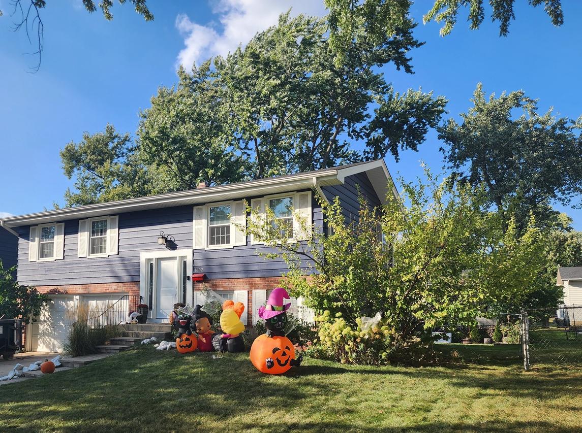 1352 W Oakmont Rd., Hoffman Estates, IL 60169