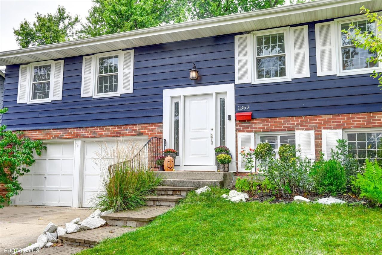 1352 W Oakmont Rd., Hoffman Estates, IL 60169