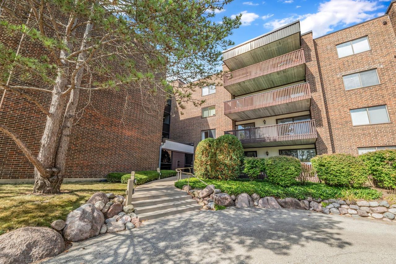 690 Chandler Rd. #102, Gurnee, IL 60031