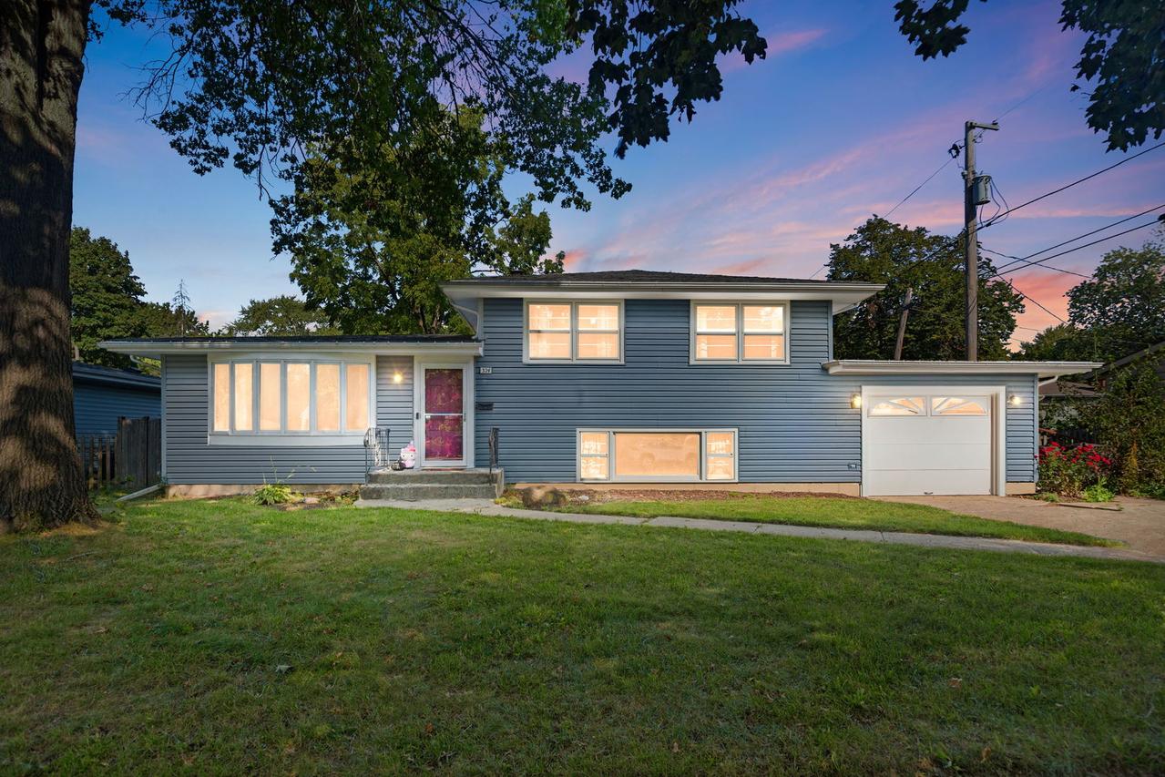 324 Alma Ter., Cary, IL 60013