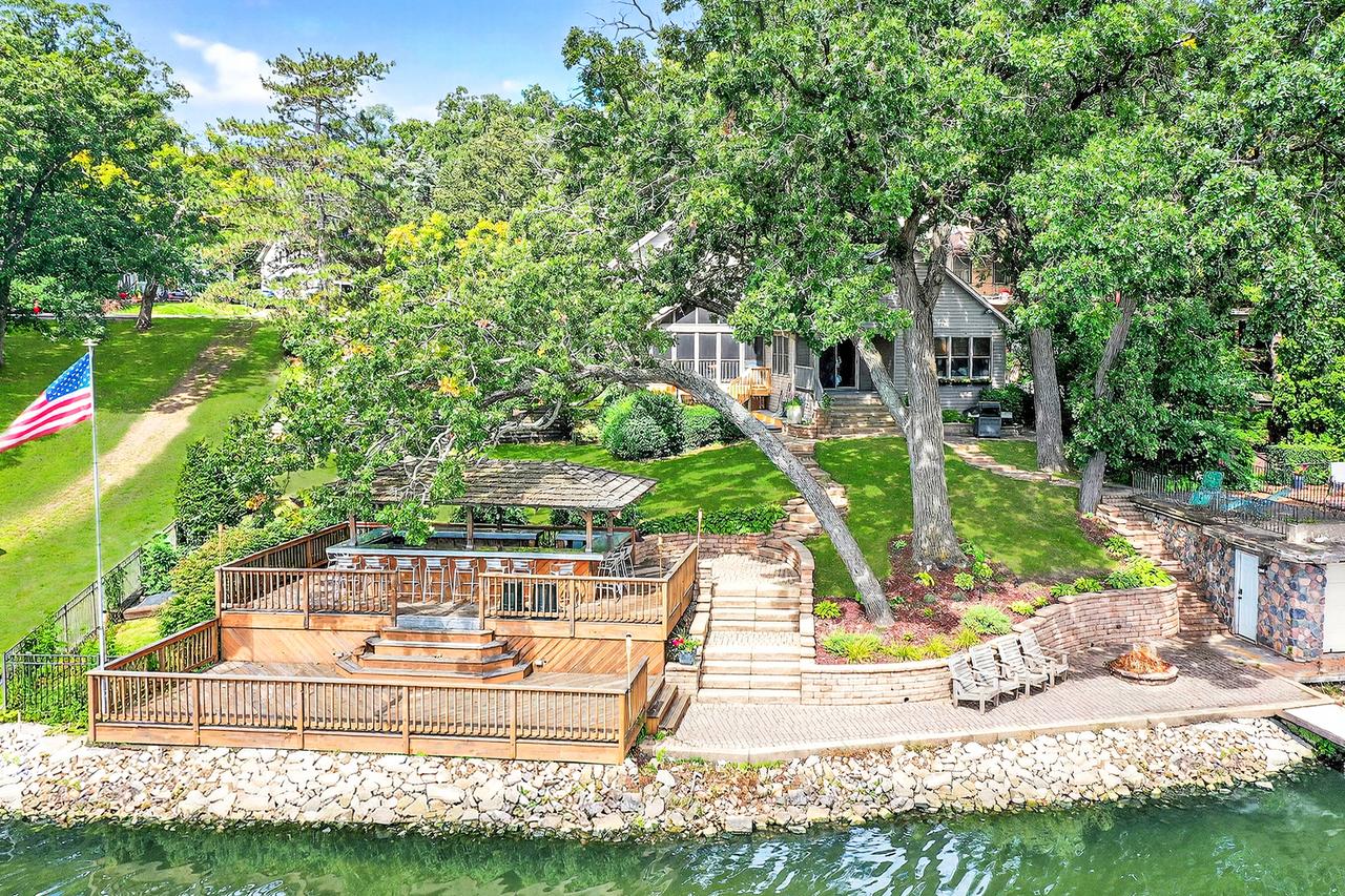 5212 W Lake Shore Dr., Wonder Lake, IL 60097