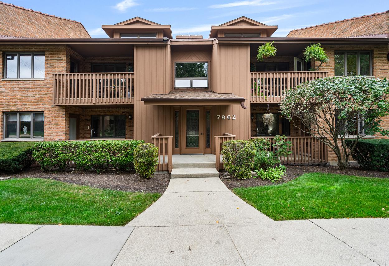 7962 Garfield Ave. #110, Burr Ridge, IL 60527