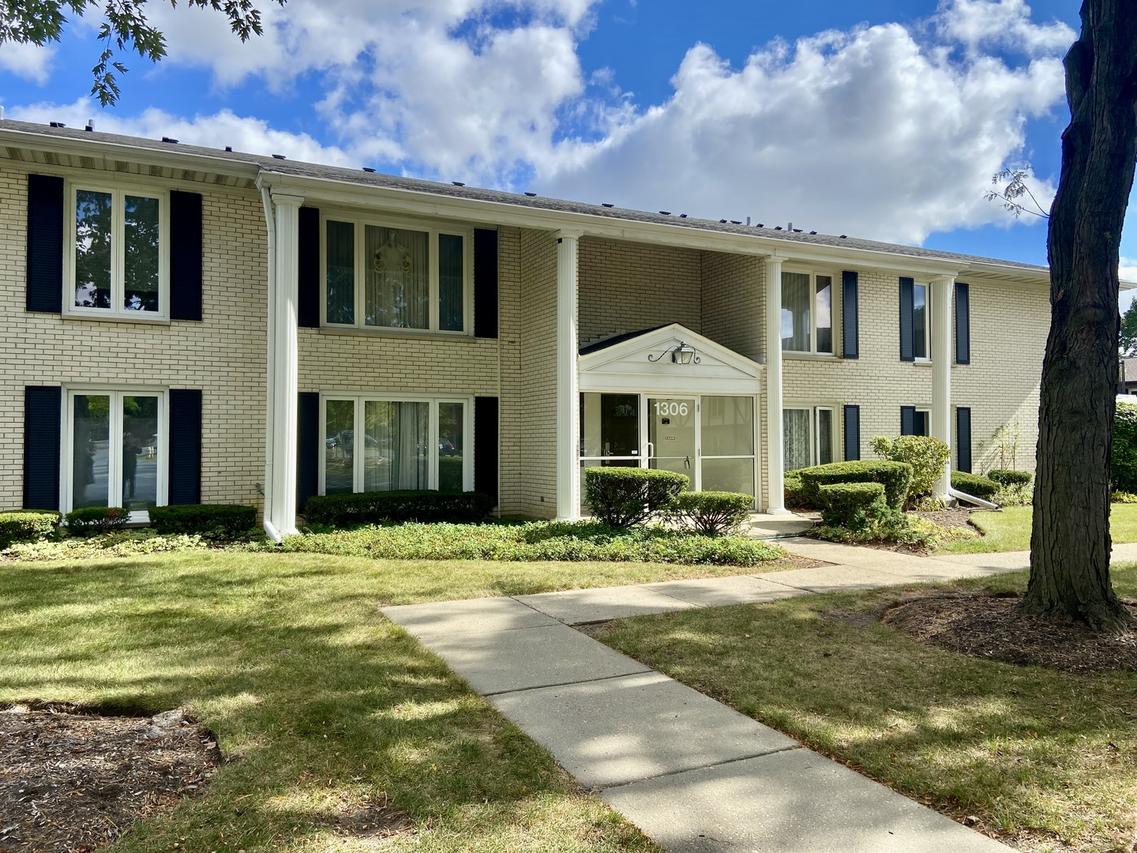 1306 S New Wilke Rd. #2B, Arlington Heights, IL 60005