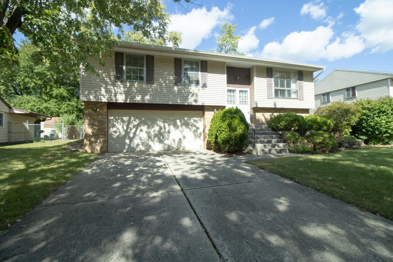 406 Library Ln., Streamwood, IL 60107